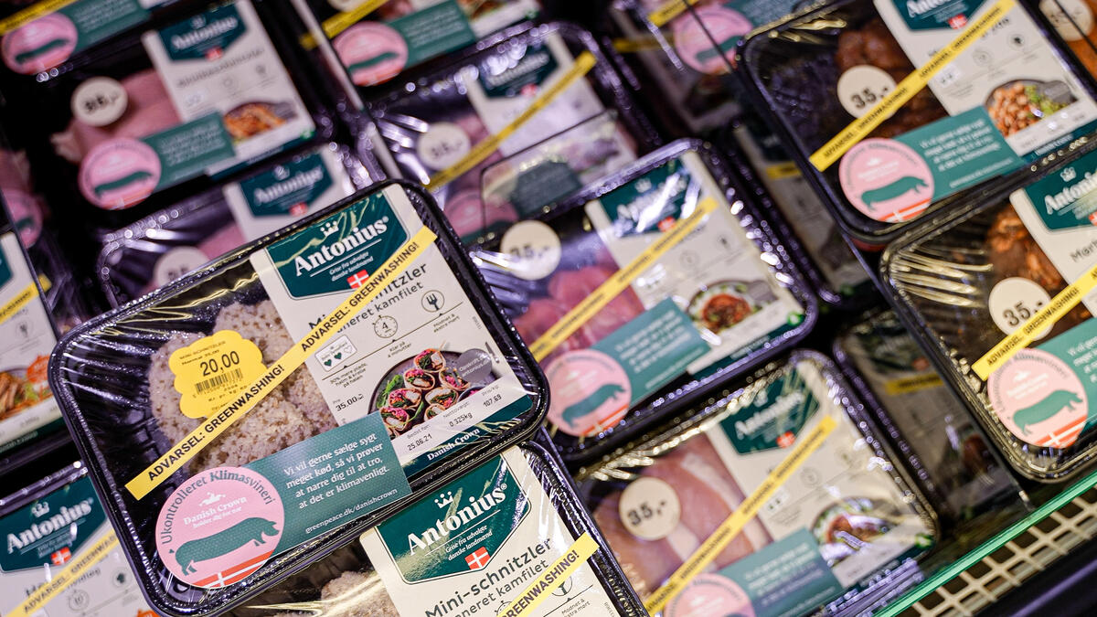Carne Danish Crown con etichette di Greenpeace che denunciano il greenwashing