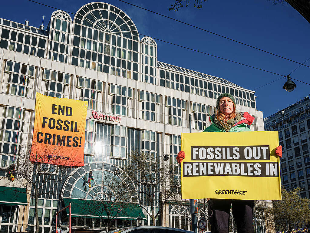 Attivista di Greenpeace alla Conferenza Europea del Gas di Vienna regge un cartello con scritto "no combustibili fossili, sì rinnovabili" Attivista di Greenpeace alla Conferenza Europea del Gas di Vienna regge un cartello con scritto "no combustibili fossili, sì rinnovabili"