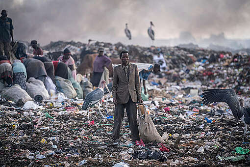 Pila di rifiuti tessili e plastica nella discarica di Dandora, in Kenya