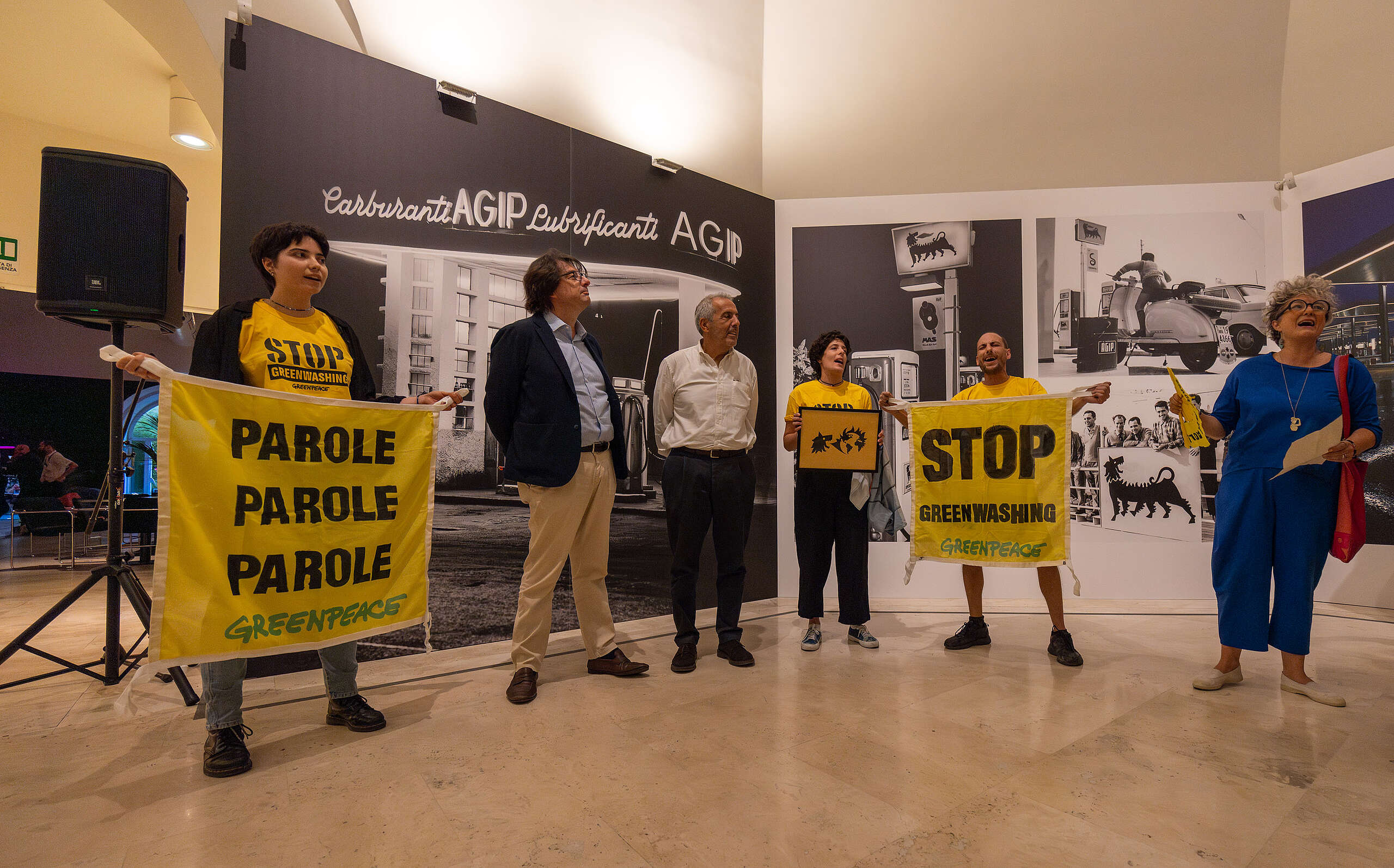 Azione di Greenpeace al Palazzo delle Esposizioni a Roma, «ENI merita l’oscar del greenwashing delle aziende italiane più inquinanti»