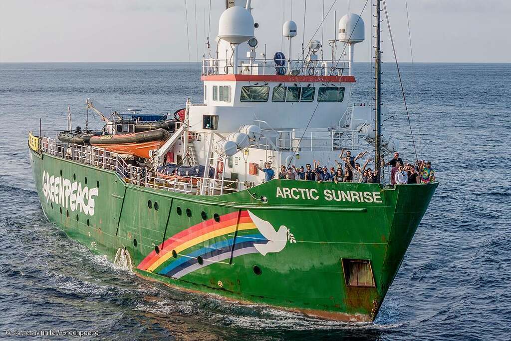 L'equipaggio di Greenpeace sulla nave rompighiaccio Arctic Sunrise L'equipaggio di Greenpeace sulla nave rompighiaccio Arctic Sunrise