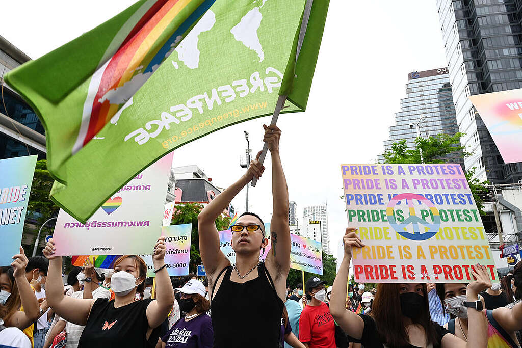Manifestanti sfilano nel corteo del Pride di Bangkok Manifestanti sfilano nel corteo del Pride di Bangkok