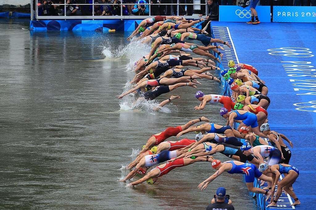 Atlete di triathlon gareggiano durante le competizioni dei Giochi olimpici di Parigi 2024, presso il Pont Alexandre III di Parigi Atlete di triathlon gareggiano durante le competizioni dei Giochi olimpici di Parigi 2024, presso il Pont Alexandre III di Parigi
