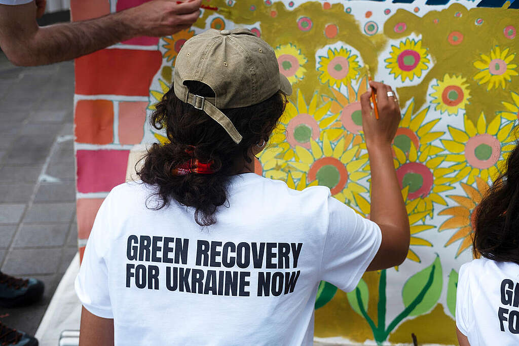 Attivisti e artisti realizzano un murale all'Ukraine Recovery Conference di Londra, dedicato alla ricostruzione sostenibile dell'Ucraina.