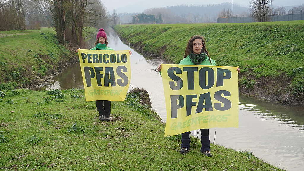 Water Sampling in Capannori, Tuscany. © Alessandro Bianchi / Greenpeace