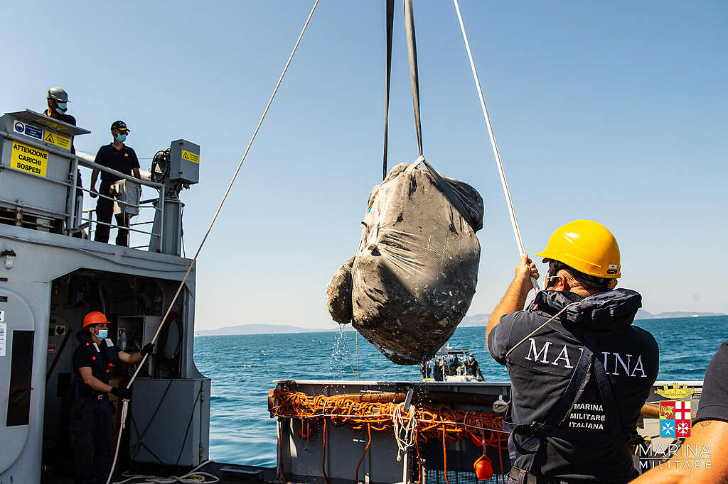 Uomini della Marina Militare impegnati nell'operazione di recupero delle balle di plastica al largo di Piombino. Uomini della Marina Militare impegnati nell'operazione di recupero delle balle di plastica al largo di Piombino.