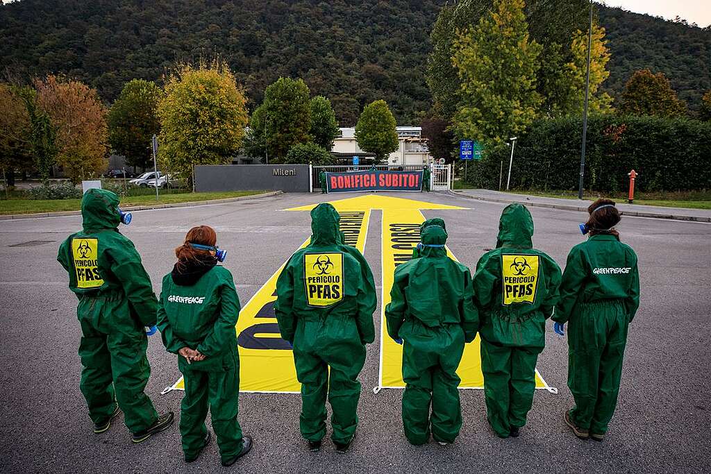 Attivisti di Greenpeace protestano davanti all'azienda chimica Miteni per chiedere alle autorità locali di bonificare il sito dalle sostanze inquinanti prodotte dalla fabbrica Attivisti di Greenpeace protestano davanti all'azienda chimica Miteni per chiedere alle autorità locali di bonificare il sito dalle sostanze inquinanti prodotte dalla fabbrica