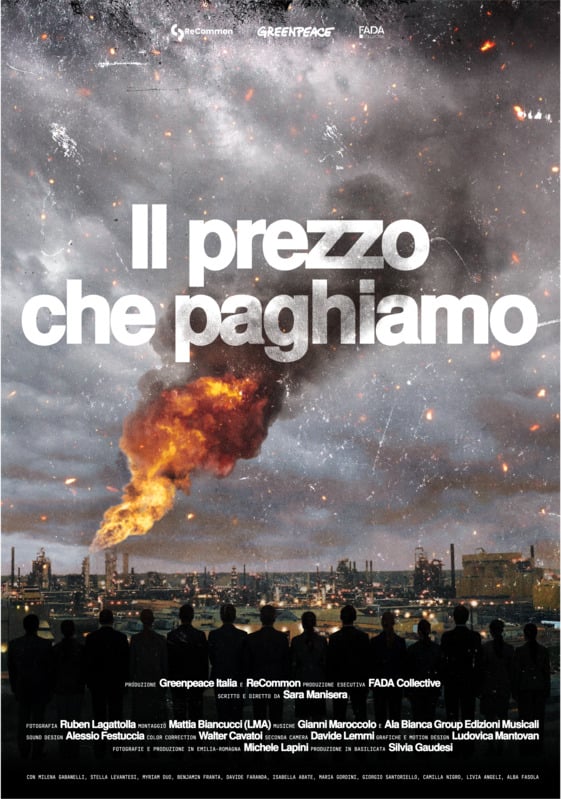 Locandina del documentario che mostra un impianto petrolifero da cui esce un'imponente fiammata. Di spalle, una folla osserva la scena. Locandina del documentario che mostra un impianto petrolifero da cui esce un'imponente fiammata. Di spalle, una folla osserva la scena.