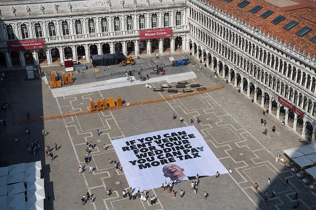 Un gigantesco striscione di 20x20 metri con la scritta “Se puoi affittare Venezia per il tuo matrimonio, puoi pagare più tasse” in Piazza San Marco Un gigantesco striscione di 20x20 metri con la scritta “Se puoi affittare Venezia per il tuo matrimonio, puoi pagare più tasse” in Piazza San Marco