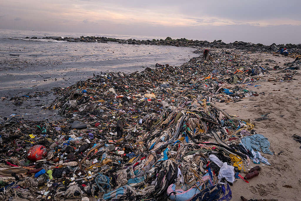 Una pila di rifiuti plastici e tessili si snoda lungo la spiaggia di Accra, in Ghana.