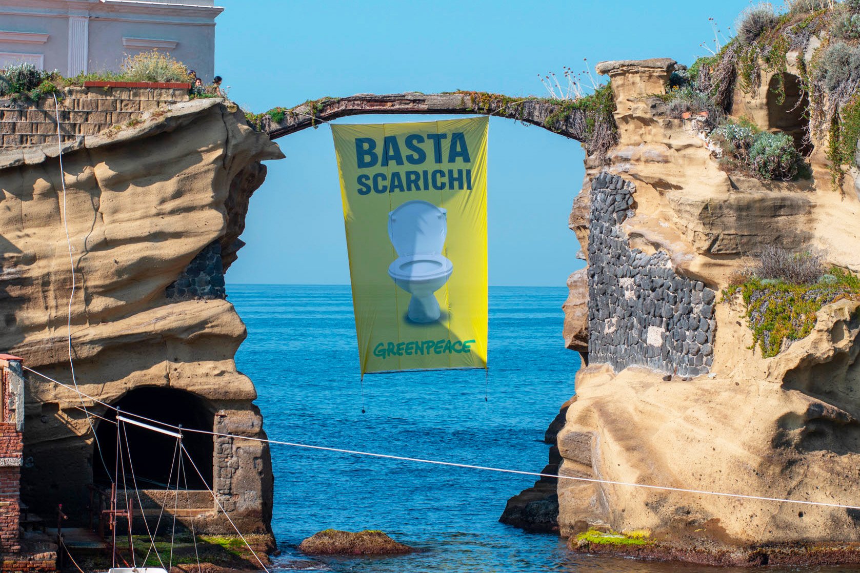 Greenpeace mostra un gabinetto gigante alla Gaiola: «Basta scarichi, le aree marine protette non sono una fogna»