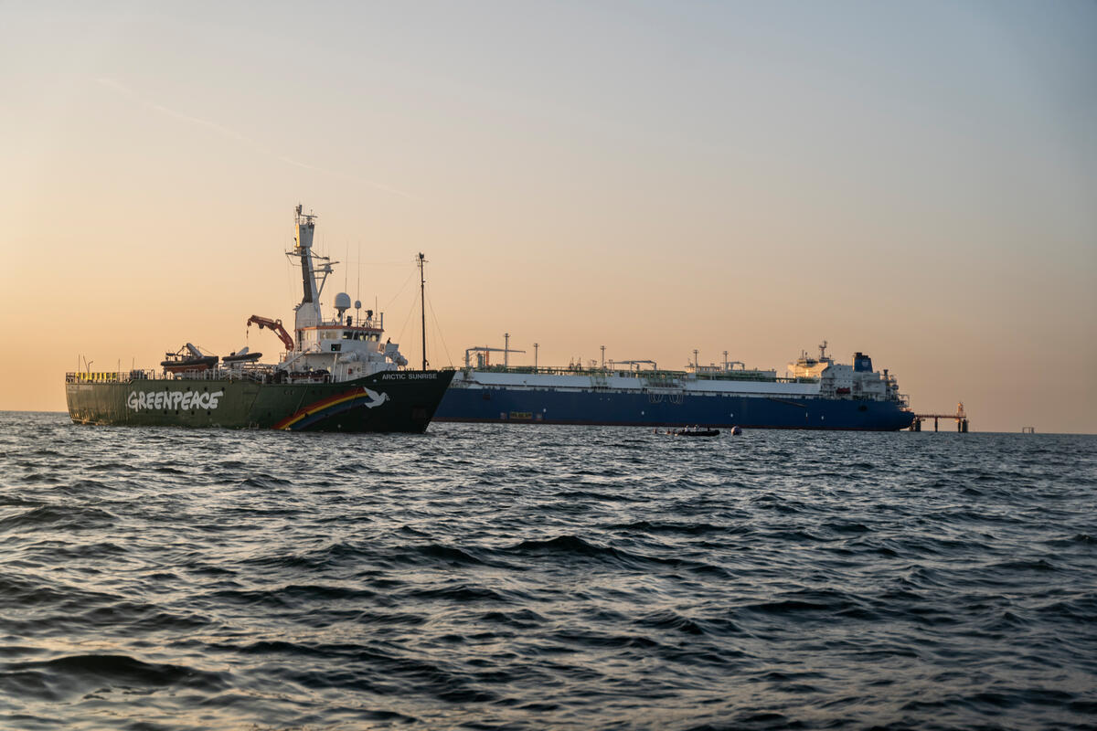 L’Arctic Sunrise ha protestato al largo di Ravenna per chiedere all’Italia di fermare gli investimenti in gas