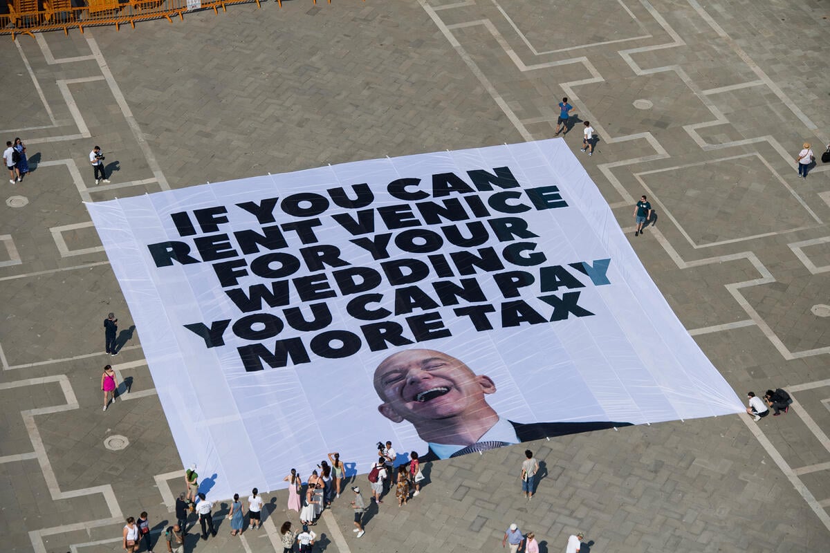 Abbiamo contestato a Venezia Jeff Bezos, CEO di Amazon, per protestare contro l’ingiustizia sociale e climatica!