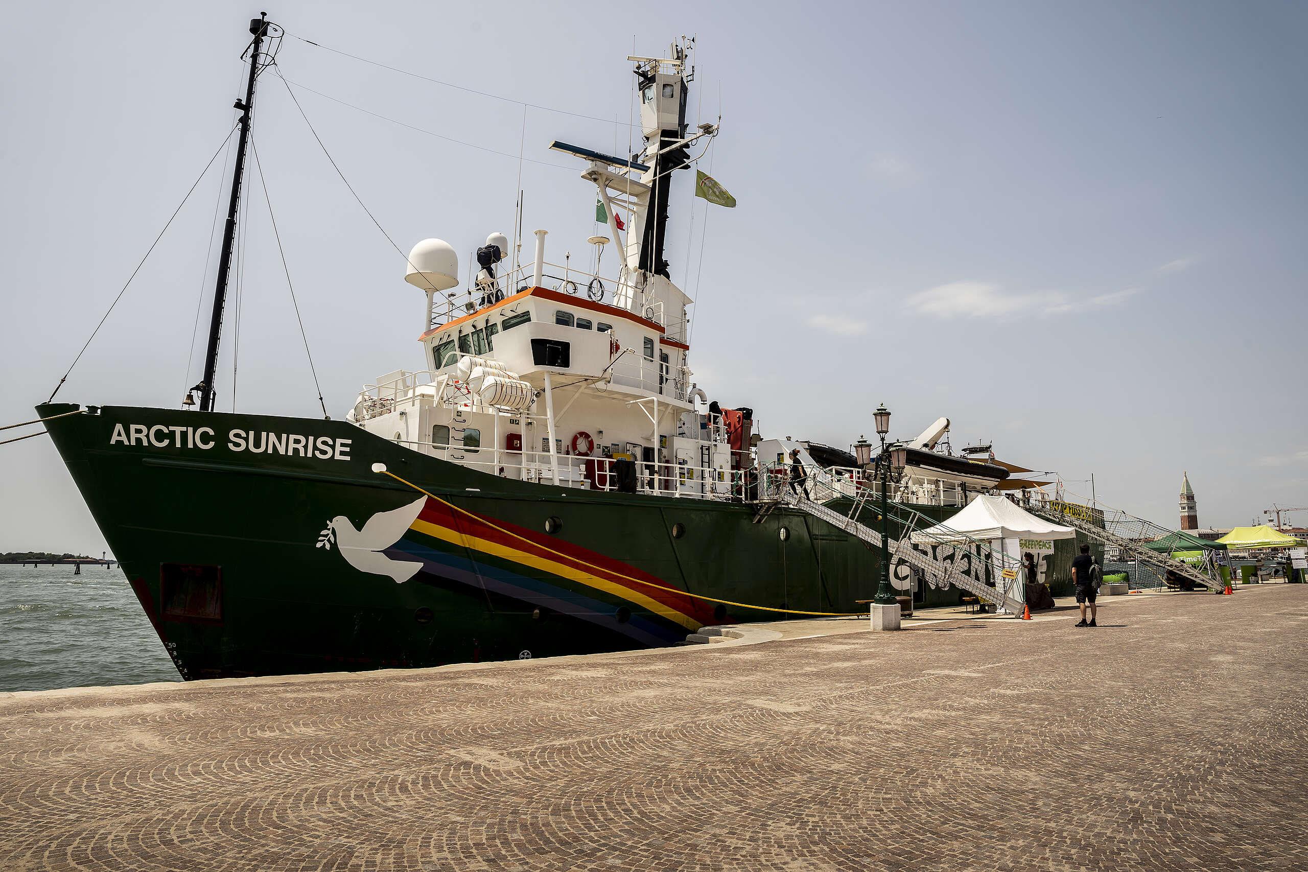 Open boat, proiezioni e proteste a bordo della nave Arctic Sunrise in Italia