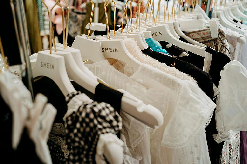 Abiti di Shein appesi sulle stampelle all'interno del popup store aperto dal brand a Monaco