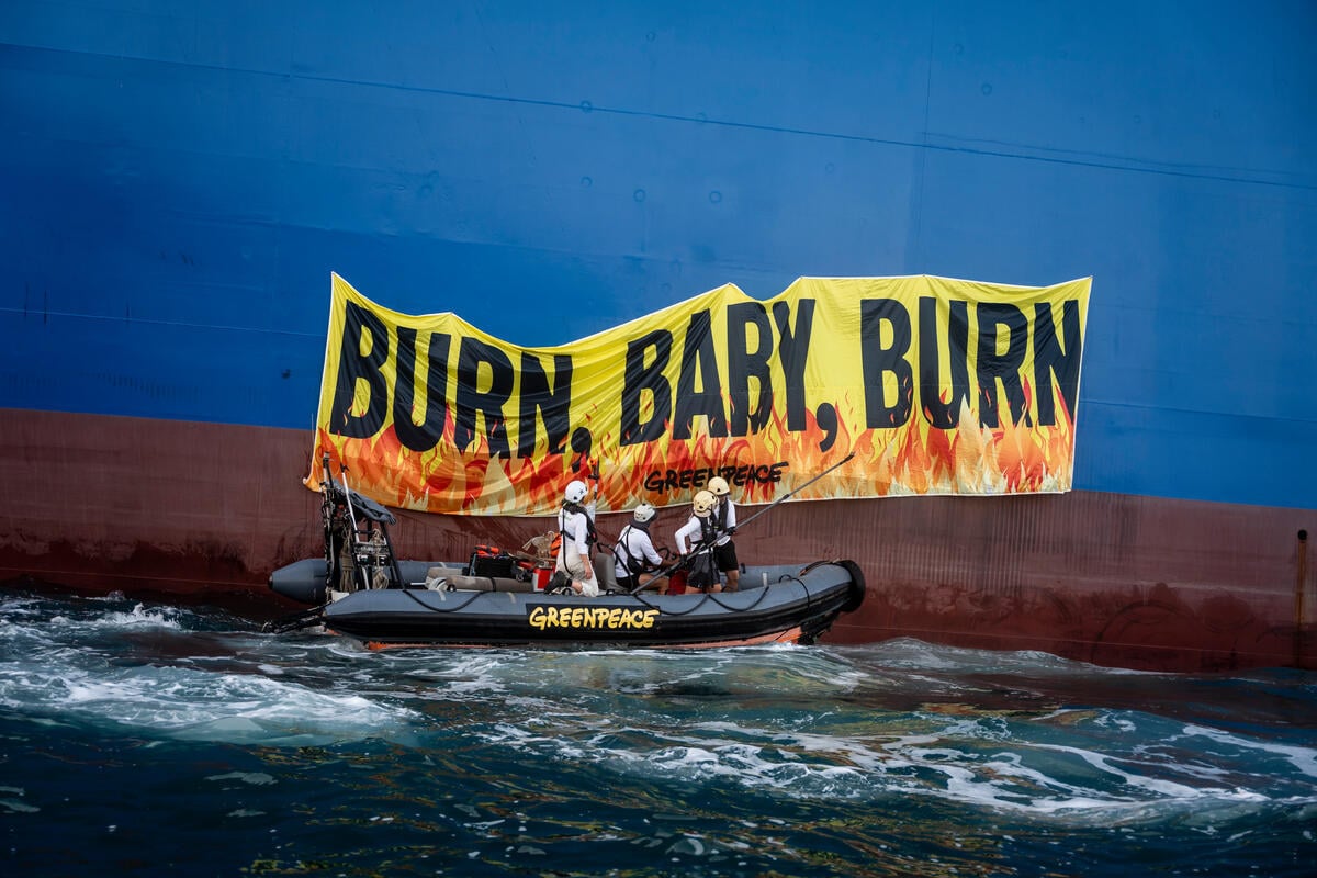 Greenpeace in azione in Adriatico contro l’intesa Meloni-Trump sull’energia: «Investire ancora sul gas fossile significa bruciare il nostro futuro»
