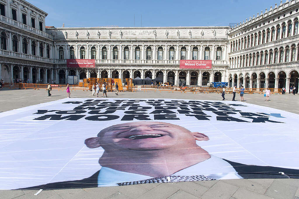 Un gigantesco striscione di 20x20 metri con la scritta “Se puoi affittare Venezia per il tuo matrimonio, puoi pagare più tasse” in Piazza San Marco Un gigantesco striscione di 20x20 metri con la scritta “Se puoi affittare Venezia per il tuo matrimonio, puoi pagare più tasse” in Piazza San Marco
