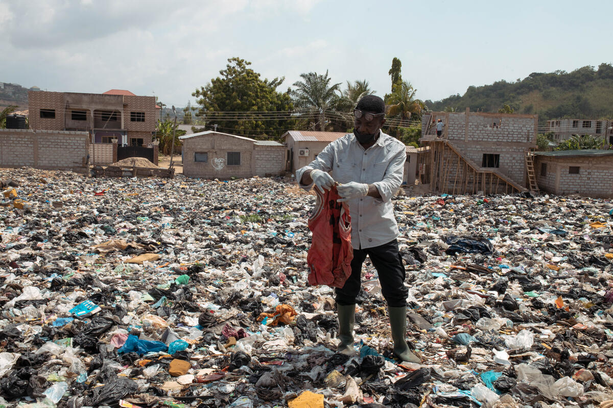 Rifiuti tessili in Africa, report di Greenpeace: «Il 46% degli abiti usati viene dall’UE e spesso finisce in discarica, colpa soprattutto del fast fashion»