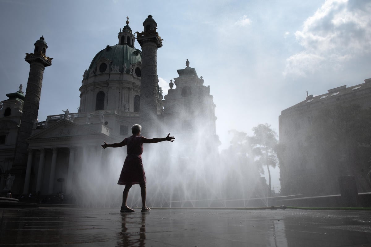 L’ondata di calore di fine giugno, intensificata dalla crisi climatica, ha causato almeno 1500 decessi in più in 12 città europee