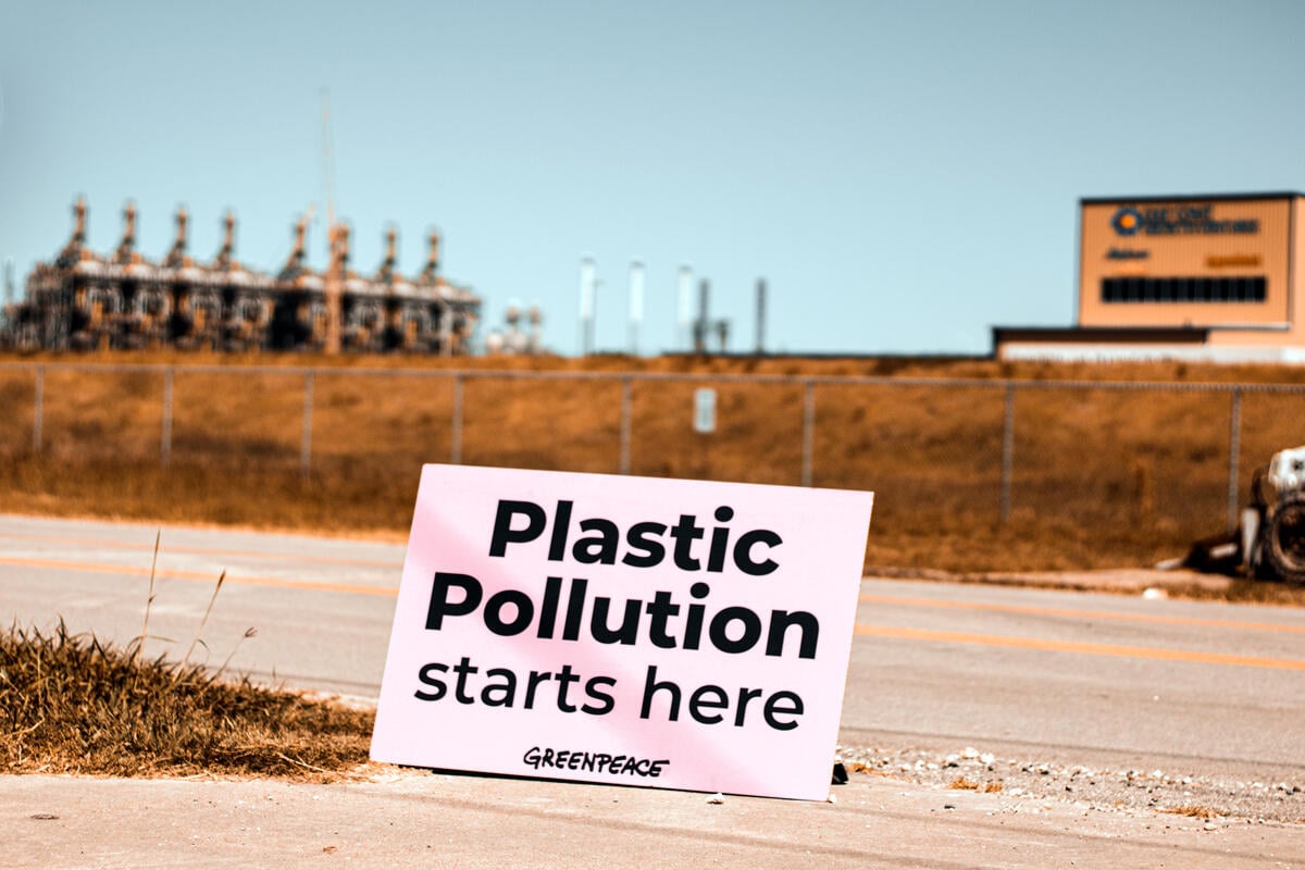 Plastica e inquinamento dell’aria, nuovo rapporto Greenpeace: 51 milioni di persone esposte ai rischi degli impianti petrolchimici in 11 Paesi