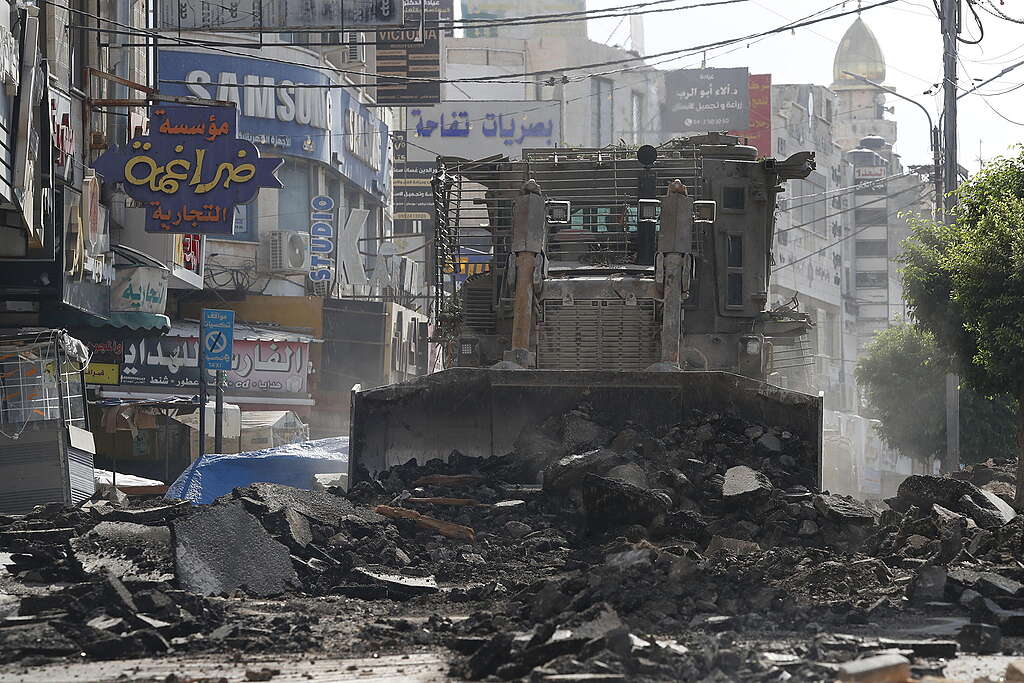 I bulldozer israeliani distruggono strade e negozi durante l'operazione militare israeliana nella città di Jenin, 1° settembre 2024.