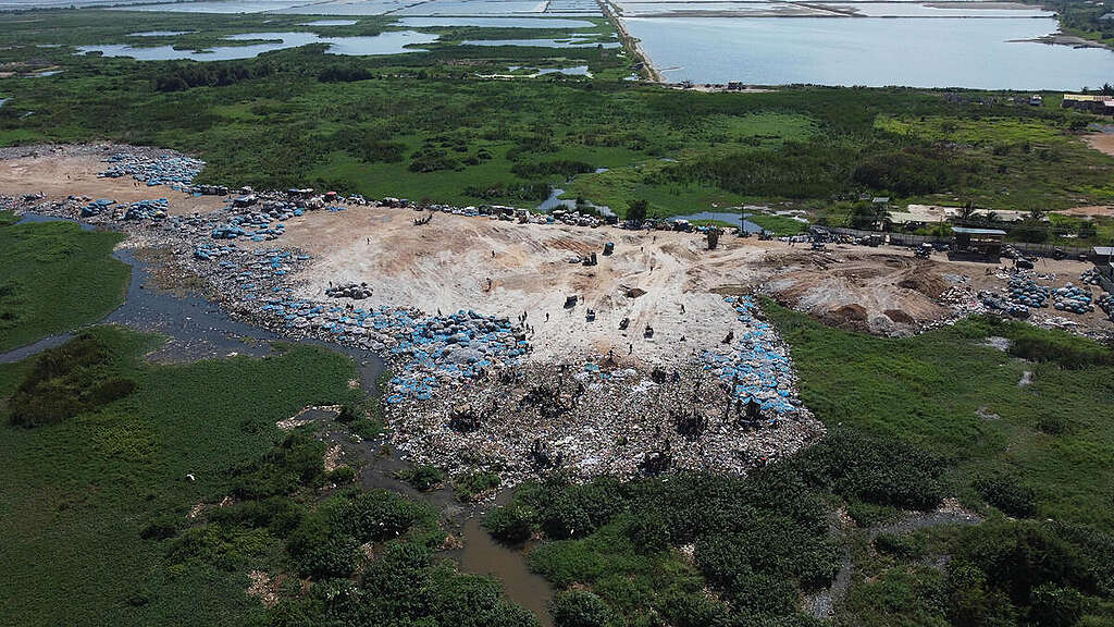 Veduta aerea della discarica di Akkaway, fuori Accra, in Ghana, colma di rifiuti tessili. Veduta aerea della discarica di Akkaway, fuori Accra, in Ghana, colma di rifiuti tessili.
