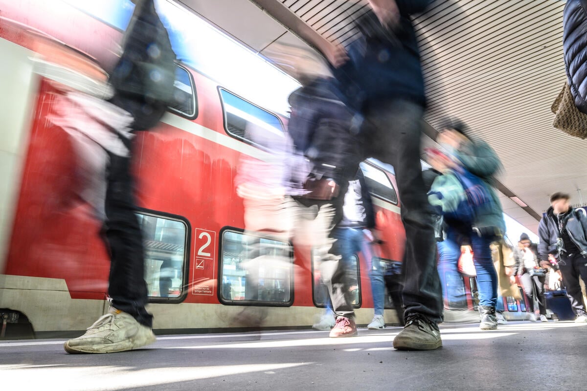 Viaggiare in Europa costa meno in aereo che in treno: il nuovo report di Greenpeace