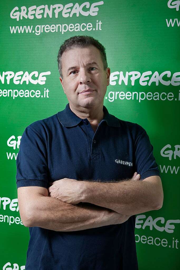 Giuseppe Onufrio, direttore uscente di Greenpeace Italia, Chiara Campione, posa davanti a un photowall di Greenpeace
