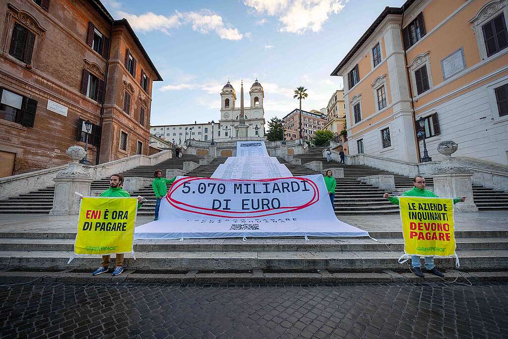 Ai piedi della scalinata di Piazza di Spagna, attivisti di Greenpeace reggono due banner con scritto "ENI è ora di pagare" e "Le aziende inquinanti devono pagare" Ai piedi della scalinata di Piazza di Spagna, attivisti di Greenpeace reggono due banner con scritto "ENI è ora di pagare" e "Le aziende inquinanti devono pagare"