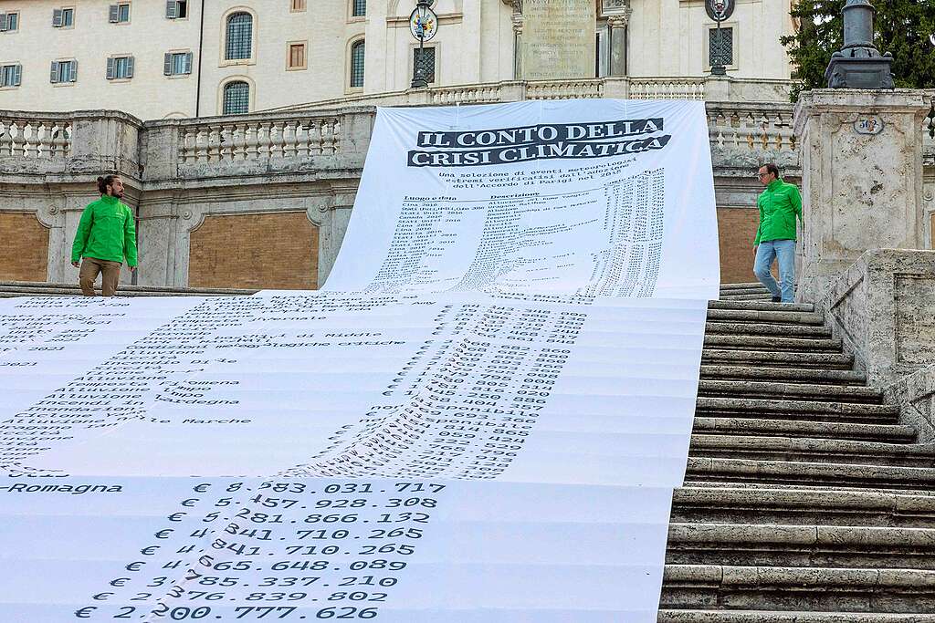 Uno scontrino gigante strotolato sulla scalinata di Piazza di Spagna elenca i costi degli eventi estremi causati dalla crisi climatica Uno scontrino gigante strotolato sulla scalinata di Piazza di Spagna elenca i costi degli eventi estremi causati dalla crisi climatica