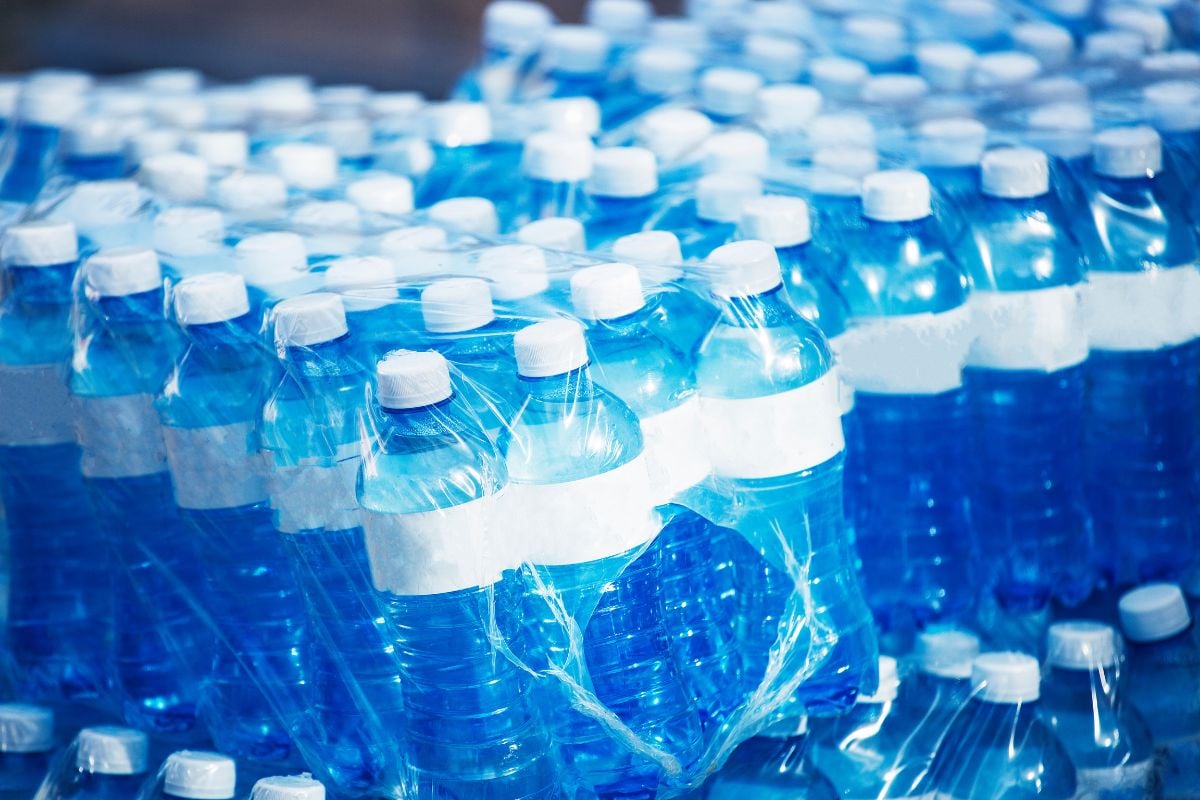 I PFAS sono anche nell’acqua in bottiglia: li abbiamo trovati in 6 marche su 8