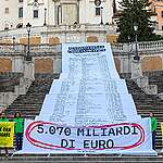 Uno scontrino gigante a Piazza di Spagna con il conto della crisi climatica. Chi è responsabile deve pagare!