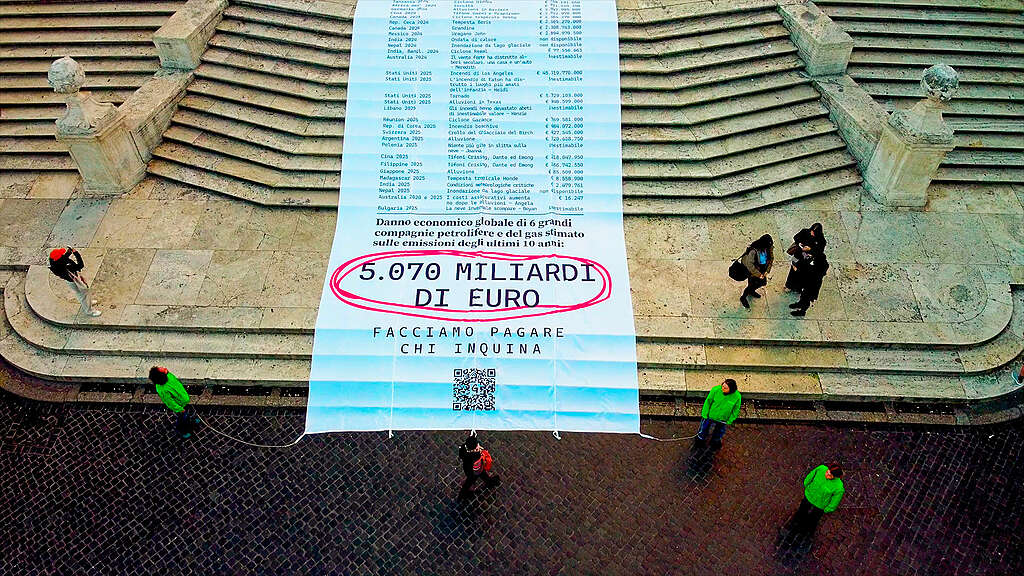 Uno scontrino gigante srotolato sulla scalinata di Piazza di Spagna sottolinea il costo della crisi climatica: 5.070 miliardi di eurodanni Uno scontrino gigante srotolato sulla scalinata di Piazza di Spagna sottolinea il costo della crisi climatica: 5.070 miliardi di eurodanni