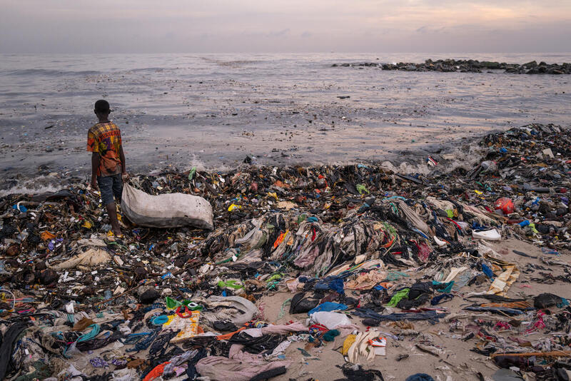 Abiti usati, un’indagine di Greenpeace e Report svela il destino dei vestiti che non vogliamo più