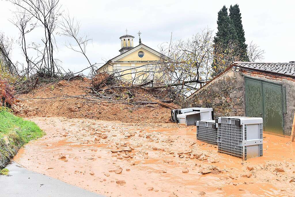 Alluvioni e frane in centro-nord e Friuli-Venezia Giulia, Greenpeace: «Vicini alle comunità colpite, chiediamo al governo di agire affinché le aziende fossili paghino il conto»