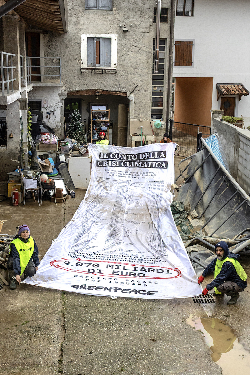 Cop30, lo scontrino gigante di GreenPeace nel fango del Friuli-Venezia Giulia: “Questo è il prezzo della crisi climatica”