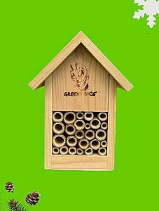 Casetta per api in legno di pino, con canne di bambù per riempire lo spazio interno. La casetta è decorata con l'illustrazione di un'ape e il logo di Greenpeace