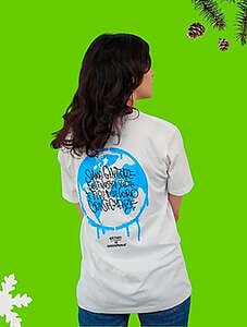 T-shirt in cotone bianco con illustrazione blu del pianeta e scritta nera "Siamo genitori delle nostre scelte
e figli delle loro conseguenze"
