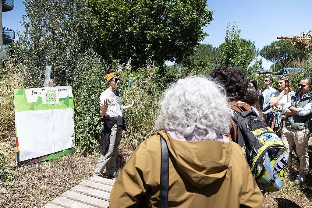 Sostenitori di Greenpeace in visita al Bosco delle Api di Greenpeace di Roma, un rifugio pensato per offrire cibo e riparo agli insetti impollinatori