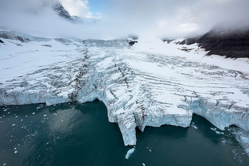 Vista aerea delle montagne e dei ghiacciai nel fiordo di Scoresby Sund, costa orientale della Groenlandia.