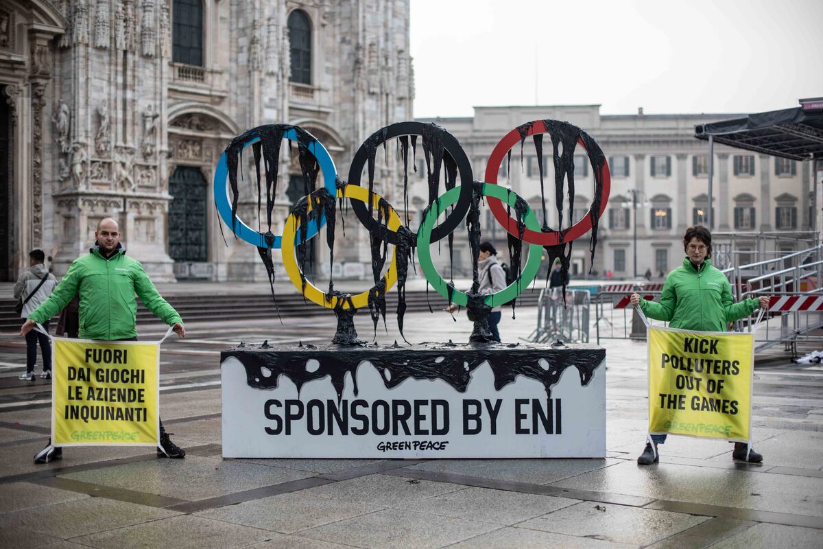 I cerchi olimpici che colano petrolio: la nostra protesta contro gli sponsor inquinanti di Milano Cortina