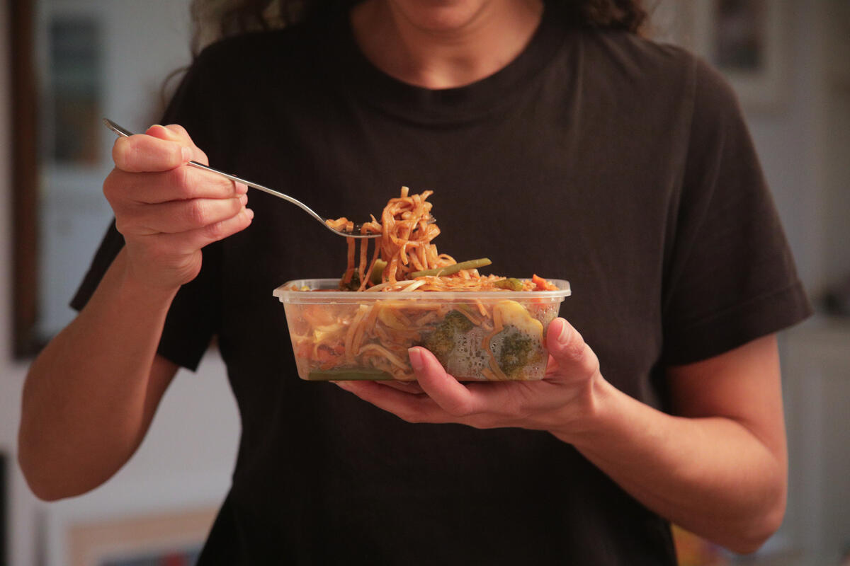 Riscaldare il cibo in confezioni di plastica può rilasciare negli alimenti microplastiche e sostanze tossiche 