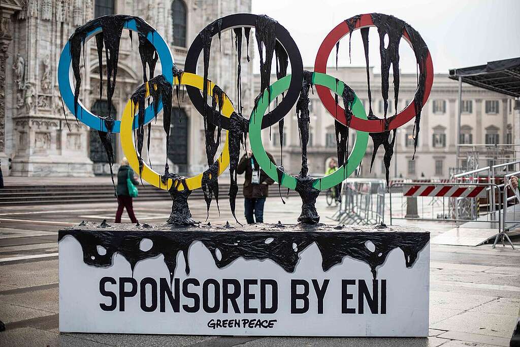 L'installazione, montata in piazza del Duomo a Milano, raffigura i 5 cerchi olimpici che colano petrolio con la scritta “Sponsored by Eni”.