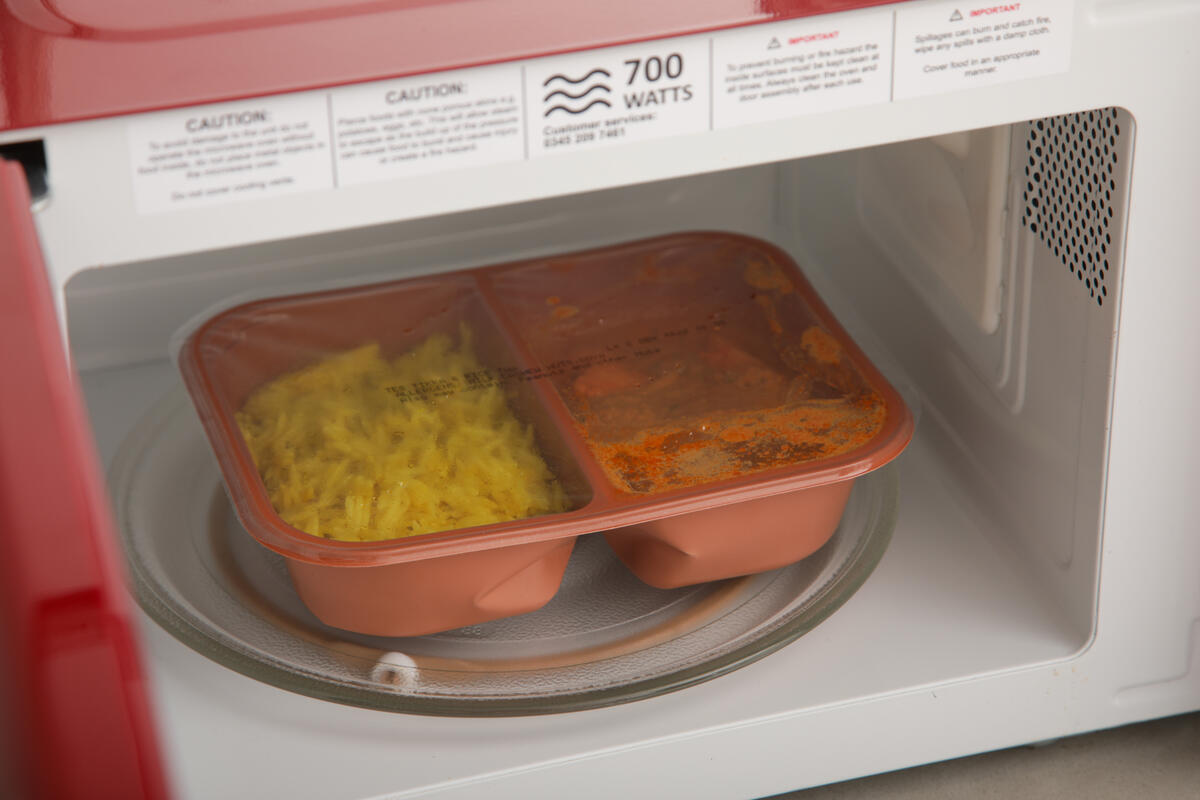 Riscaldare cibo in confezioni di plastica in microonde o forno può rilasciare negli alimenti sostanze tossiche, micro e nanoplastiche, svela il nuovo report di Greenpeace