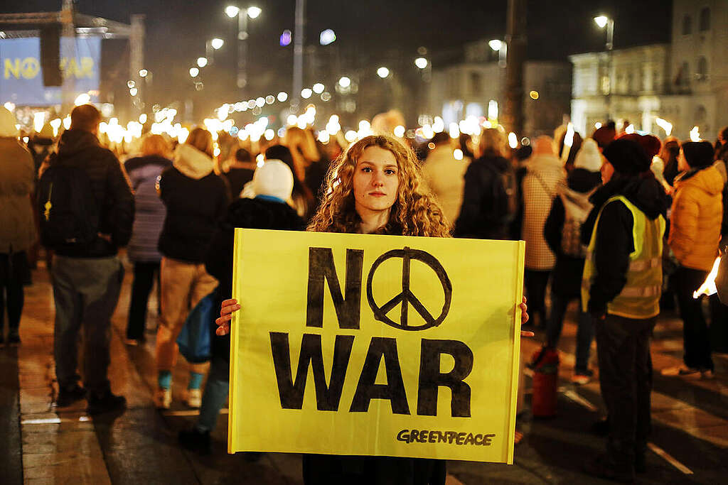 Peace Sign in Heroes’ Square, Budapest against the War in Ukraine. © Bence Jardany / Greenpeace