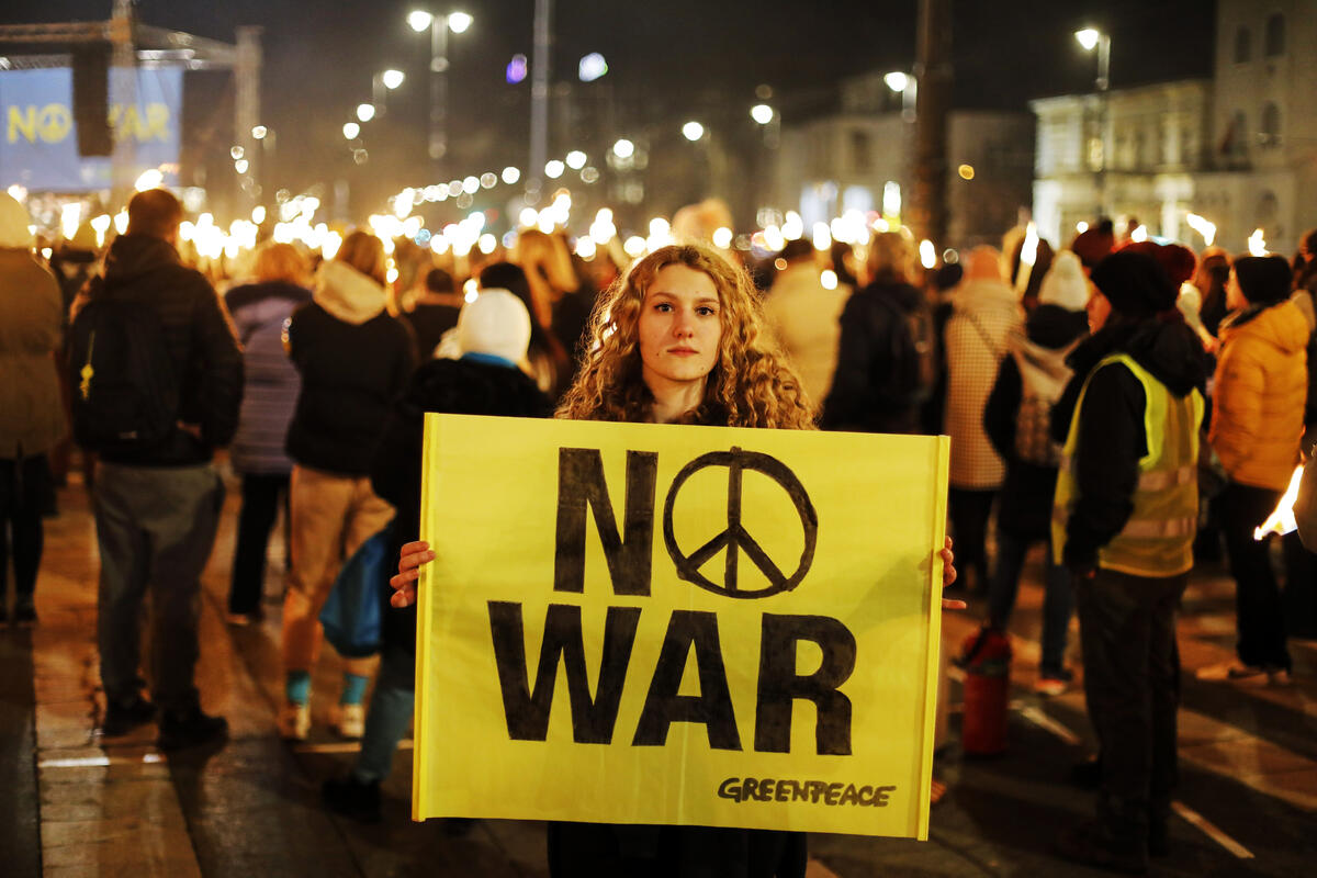Peace Sign in Heroes’ Square, Budapest against the War in Ukraine. © Bence Jardany / Greenpeace