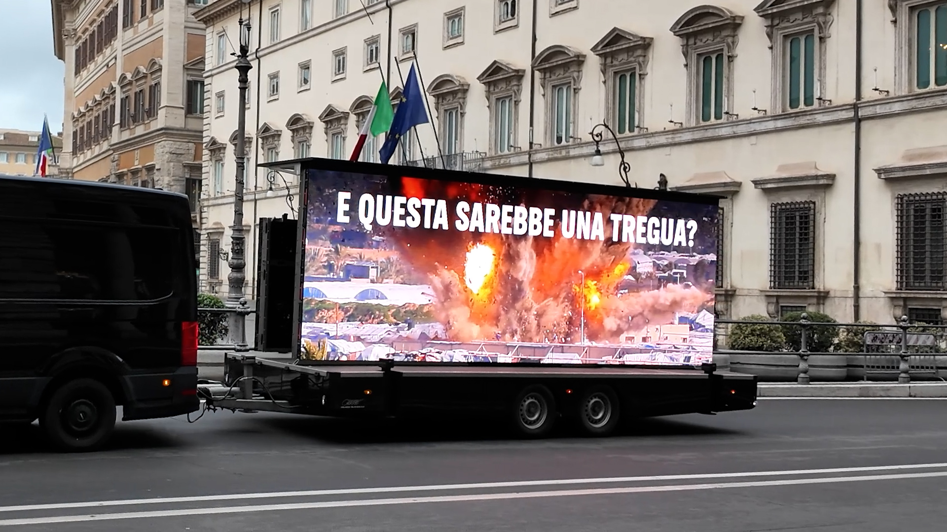 Striscia di Gaza, Amnesty International e Greenpeace espongono davanti a Palazzo Chigi le immagini dei bombardamenti avvenuti dopo il cessate il fuoco