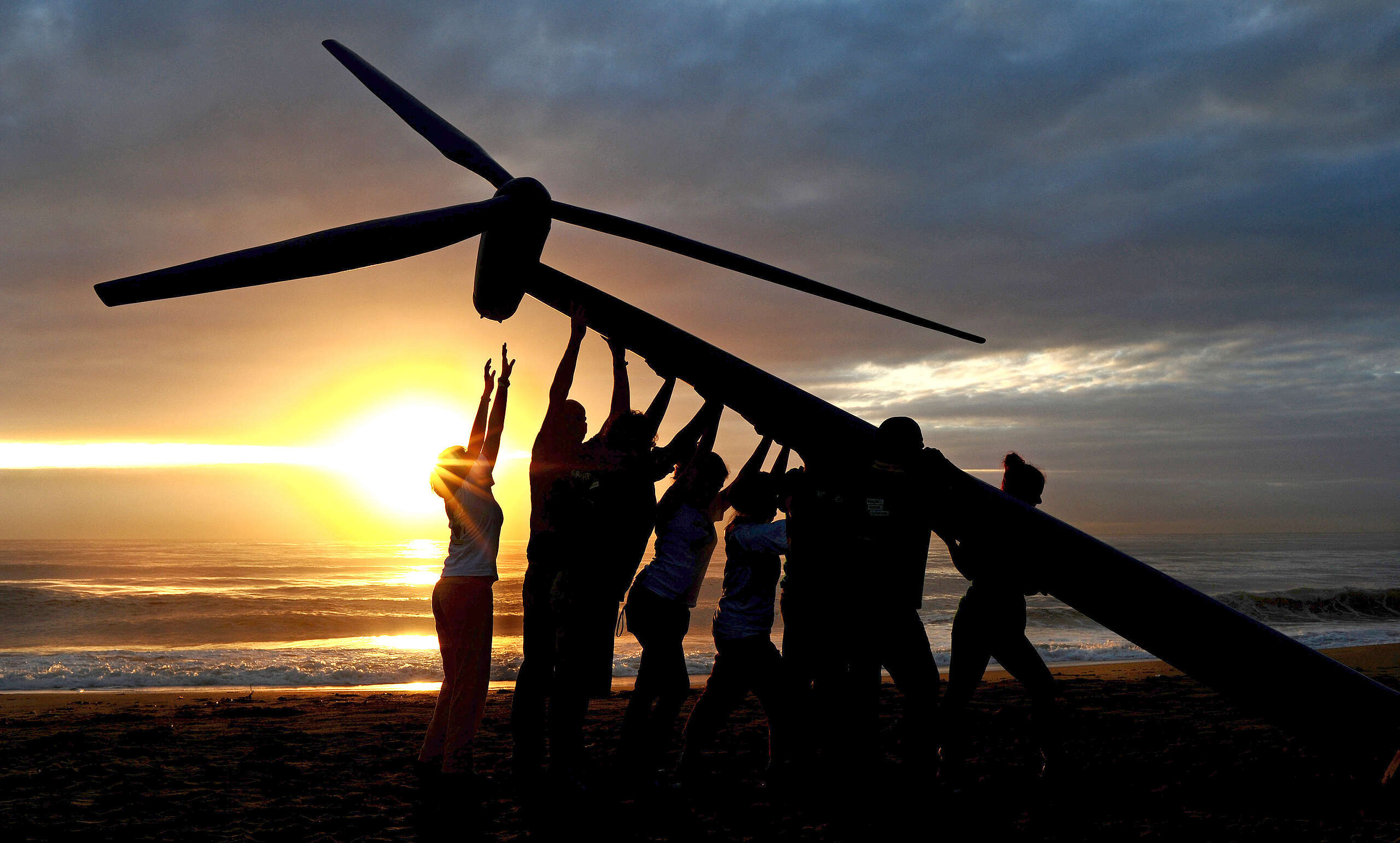 Crisi energetica e guerra in Iran, nuovo report Greenpeace-Osservatorio di Pavia