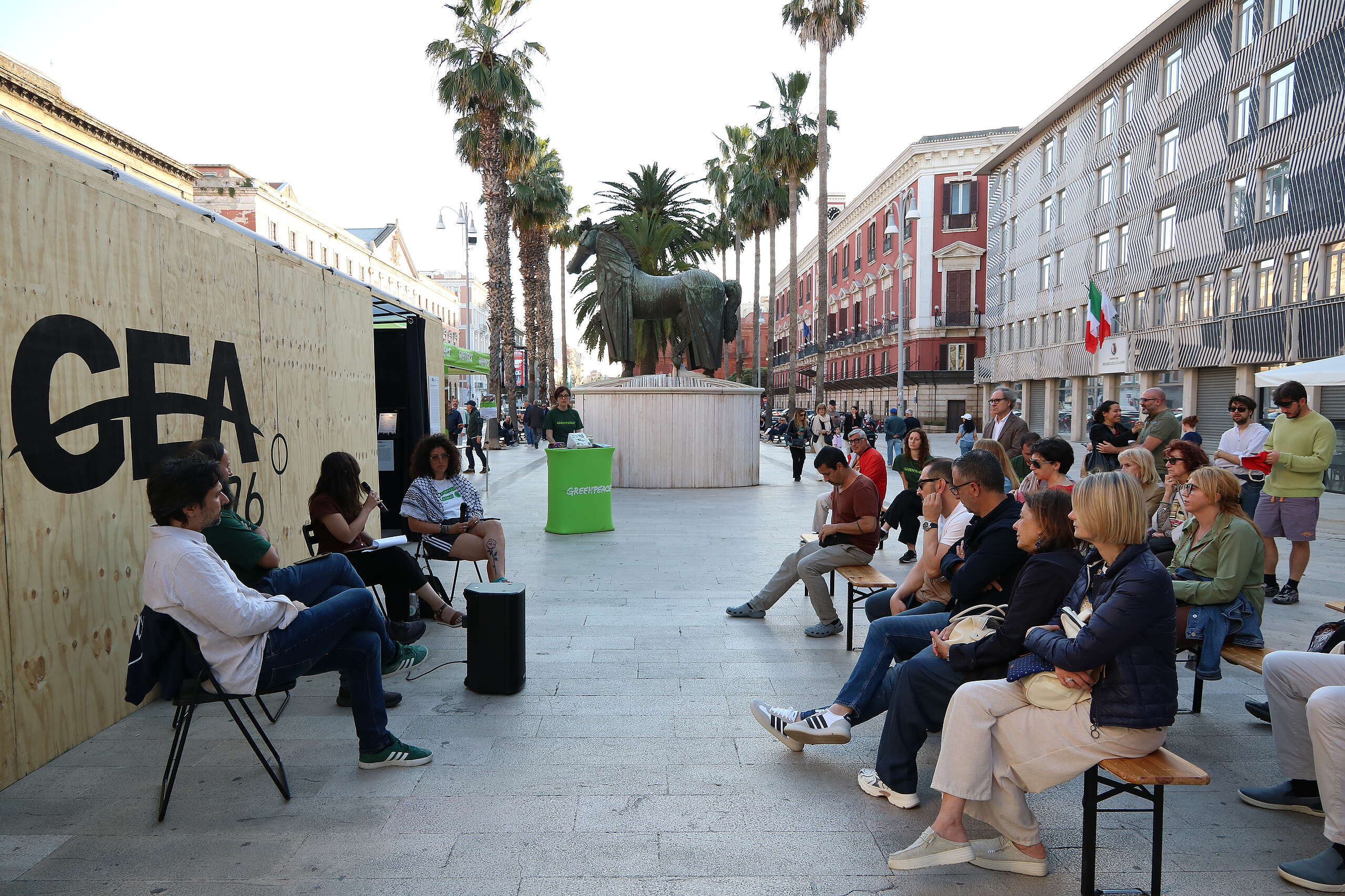 Crisi climatica in Puglia, Greenpeace a Bari con l&rsquo;installazione-museo GEA 2076: &laquo;In 10 anni mezzo miliardo di danni solo per frane e alluvioni&raquo;
