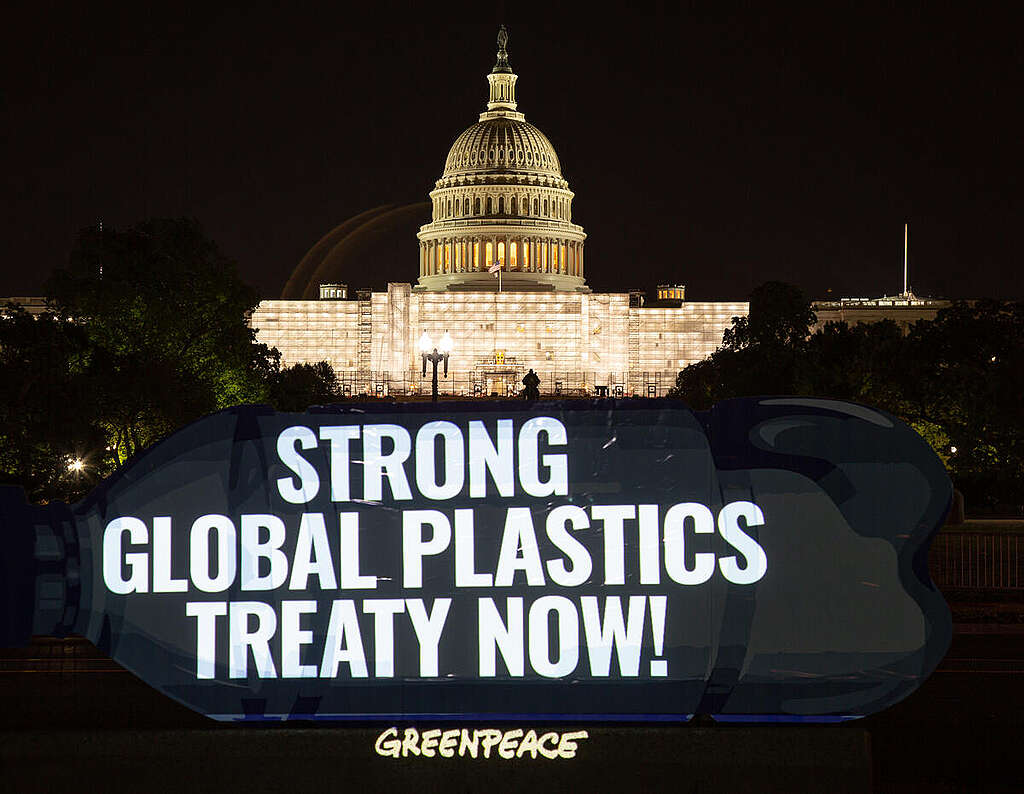 Un messaggio sulla plastica proiettato a Washington La scritta "Strong global plastics treaty now" è proiettata su un'enorme bottiglia di plastica a Washington DC